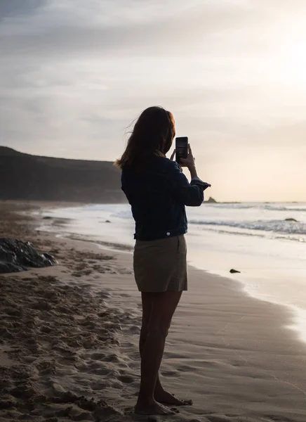 Attractive Woman Taking Photo Sunset Beach Shore Beutiful Beach — Stock Photo, Image