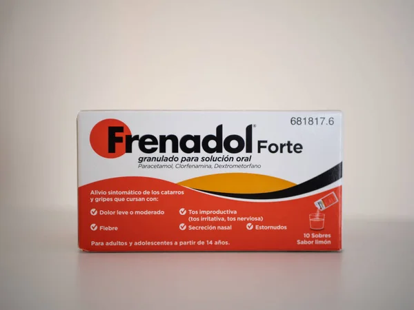 Puerto del Rosario, İspanya; 12 Aralık 2022: Frenadol Forte box. Soğuk algınlığı belirtilerini gidermek için ilaç.