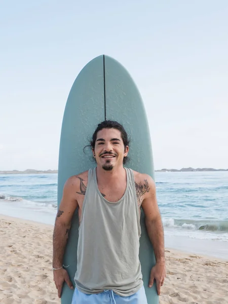 Surfeur Hispanique Tatoué Tenant Planche Surf Est Debout Souriant Sur — Photo