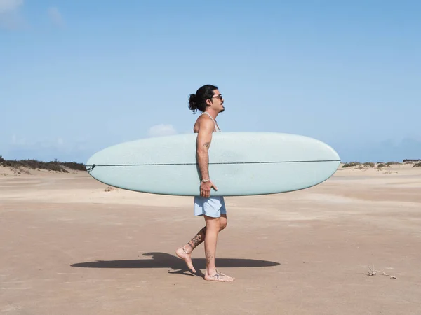Hispanischer Surfer Auf Dem Sand Mit Seinem Surfbrett — Stockfoto
