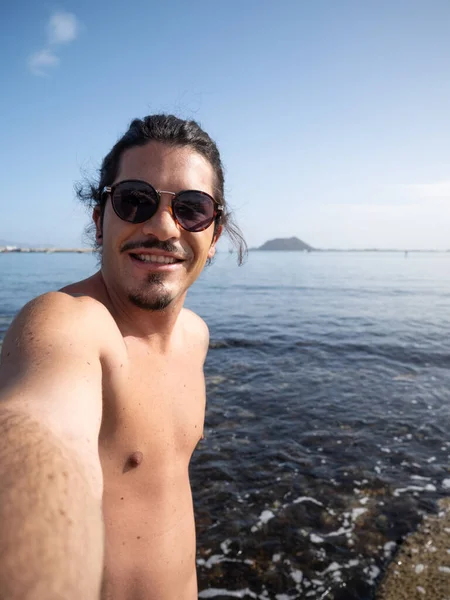 Hispanic Man Long Black Hair Sunglasses Selfie Enjoying Summer Sea — Stock Photo, Image