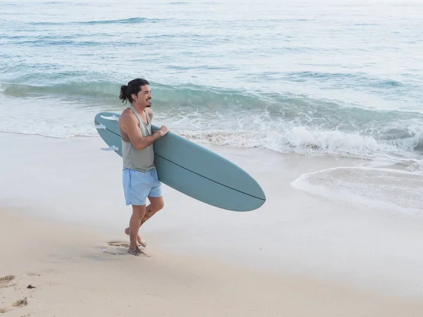 Hispanischer Surfer Spaziert Mit Seinem Surfbrett Strand — Stockfoto