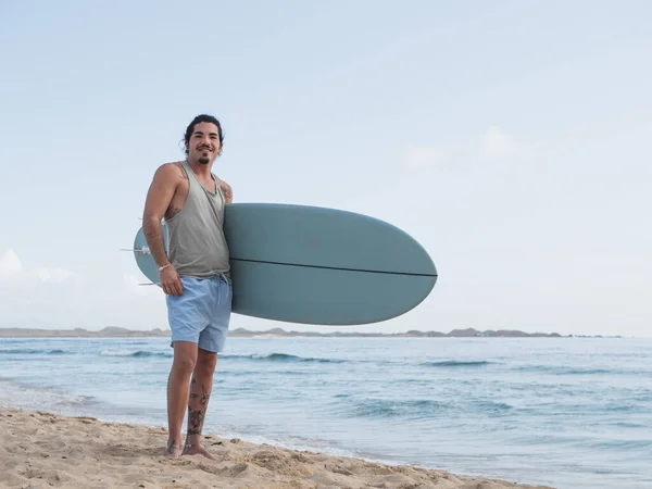 Surfeur Hispanique Debout Sur Plage Avec Une Planche Surf — Photo
