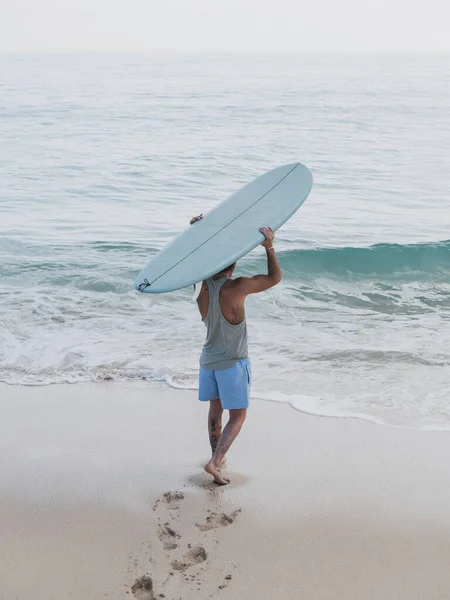 Oigenkännlig Surfare Bakifrån Stranden — Stockfoto