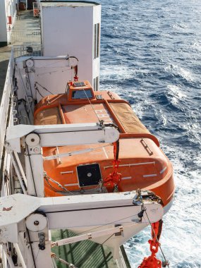 Puerto del Rosario, İspanya; 29 Mart 2023: Armas nakliye şirketi feribotunda cankurtaran botu