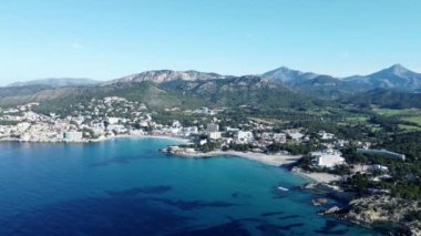 Paguera, Mayorka 'nın sahil tatil bölgesi, insansız hava aracı manzaralı.
