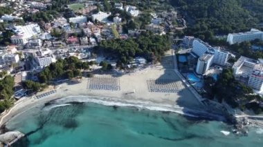 Paguera plajı ve Mayorka hava manzaralı bir kasaba. Akdeniz seyahati varış noktası
