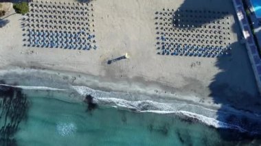 Paguera 'daki Gran Tora plajı, Mayorka, gökyüzü manzaralı. Yaz tatilleri için ünlü seyahat yeri