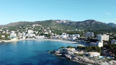 Paguera, Mayorka adasının turistik bölgesindeki Palmira plajının hava manzarası.