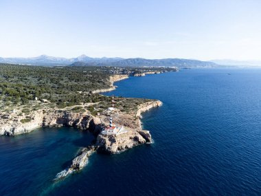 Calvia, Mallorca 'daki Cala Figuera deniz feneri, hava manzaralı.