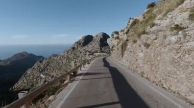 Mallorca, Balearic Adaları 'ndaki Sa Calobra yolunda ilerleyen bakış açısı