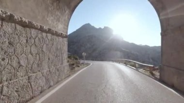 Mallorca, Balearic Adaları 'ndaki Sa Calobra' ya yılan yolundan gitmek