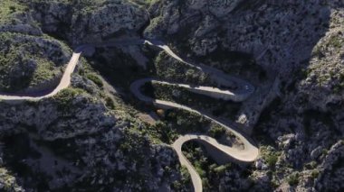 Mayorka hava manzaralı, Balearic Adaları 'ndaki Sa Calobra' ya giden ünlü yılan yolu.