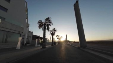 Sabah güneşinin doğuşu Palma Körfezi 'nde bisiklet gezisi