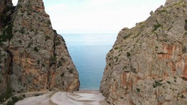 Sa Calobra sahilinin havadan görünüşü, Serra de Tramuntana 'nın ünlü yeri, Mayorka