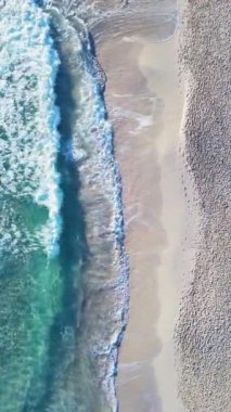 Turkuaz su ile güzel sahil dalgaları dikey hava görüntüsü