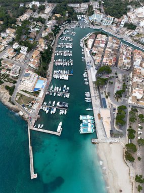 Mayorka hava manzaralı Porto Cristo Limanı, Balear Adaları, Akdeniz