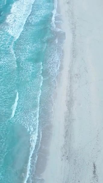 Plaża Brzeg Fale Drone Widok Pionowy Strzał — Wideo stockowe
