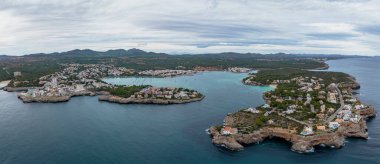 Mayorka 'daki Porto Colom kasabasının panoraması, hava manzaralı.