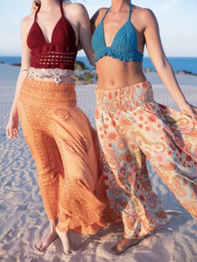 El yapımı tığ işi örgü ören iki tanınmamış genç manken.