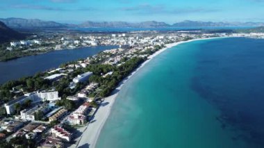 Playa de Muro plajı Alcudia Körfezi hava manzaralı