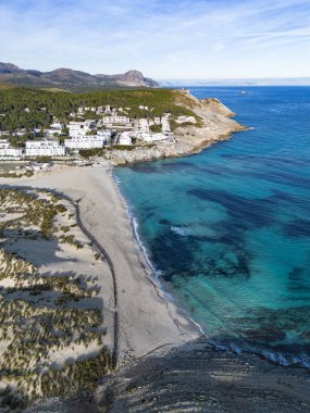 Cala Mesquida Sahili Mayorka hava manzaralı dikey çekim