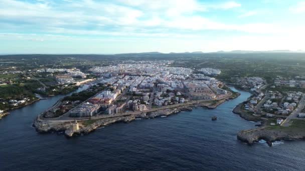 メノルカ バレアレス諸島 地中海のシンデラ都市の空中ビュー — ストック動画
