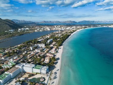 Playa de Muro plajı, Alcudia körfezi havadan çekilmiş, Mayorka adası.