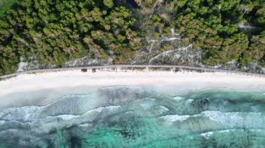 Menorca adasındaki hava manzaralı güzel Akdeniz plajı. Arenal de Son Saura 'daki Bellavista plajı.