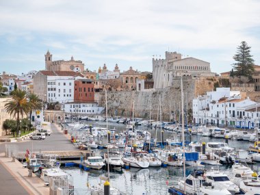 Ciudadela, İspanya: 21 Ocak 2024: Menorca adasındaki Ciudadela eski limanı