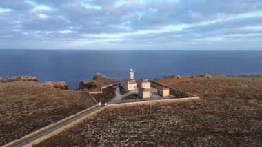 Punta Nati deniz fenerinin Menorca adasındaki hava görüntüsü.