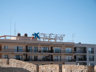 İbiza, İspanya: 12 Şubat 2024: La Caixa ticari logosu İbiza şehrinde inşa edilmeye başlandı