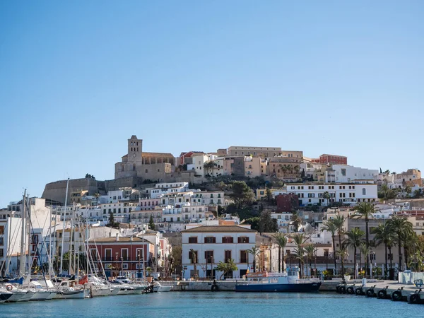 İbiza, İspanya: 12 Şubat 2024: İbiza 'da Dalt Vila ve Marina