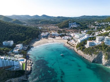 Ibiza Adası 'ndaki Cala Llonga plajının hava görüntüsü.