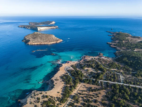 İbiza adasındaki Cala Comte plajı havadan çekilmiş.