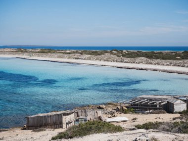 Illet 'ler, Formentera' da temiz suyu olan cennet boş plajlar.