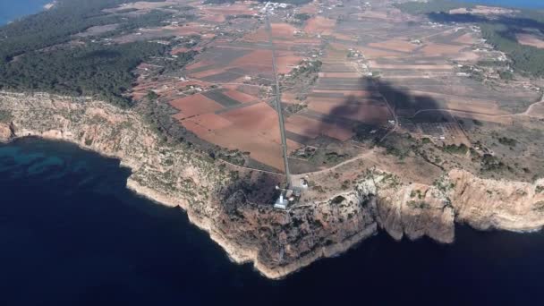 フォルメンテラ島とラ モラ灯台の空中眺望 — ストック動画
