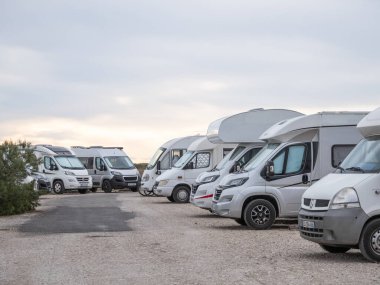 El Saler, İspanya; 27 Şubat 2024: El Saler Otoparkında karavan ve karavan