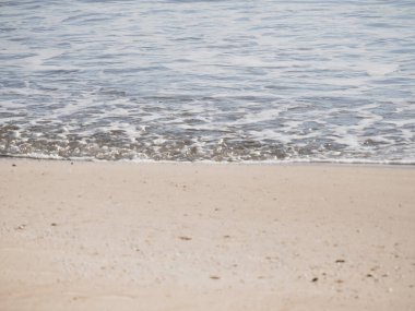 Bokeh ile küçük dalga beyaz kumsal sahili arka planı