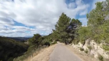 Pov İspanya 'daki Valencia Topluluğunun ormanlarından geçiyor. Yeşil peyzaj içinde yolculuk kişisel bakış açısı