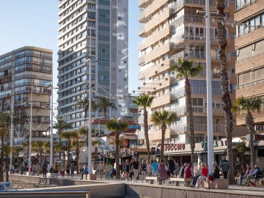 Benidorm, İspanya; 12 Mart 2024: Benidorm 'daki Levante Sahili' nde turistler
