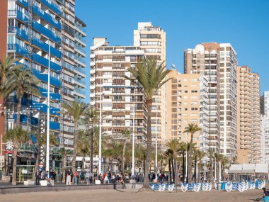 Benidorm, İspanya; 12 Mart 2024: Benidorm 'da Levante Sahili turistlerle dolu