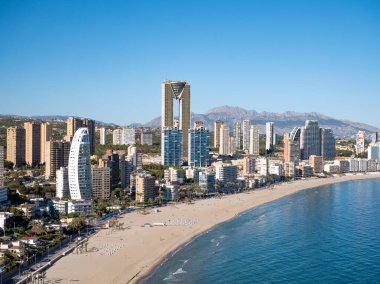 Alicante 'deki Benidorm Poniente Sahili ufuk çizgisi