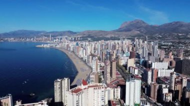 Alicante ilindeki Benidorm hava manzaralı Levante Plajı