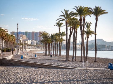 Villajoyosa, İspanya; 16 Mart 2024: Alicante White Coast 'taki Villajoyosa plajı