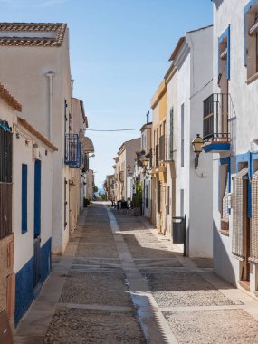 Tabarca, İspanya; 15 Nisan 2024: Yayaların üzerinde Tabarca Adası evleri