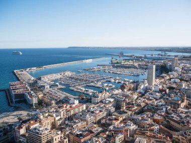 Alicante, İspanya; 9 Nisan 2024: Kosta Blanca 'daki Alicante şehrinin manzarası