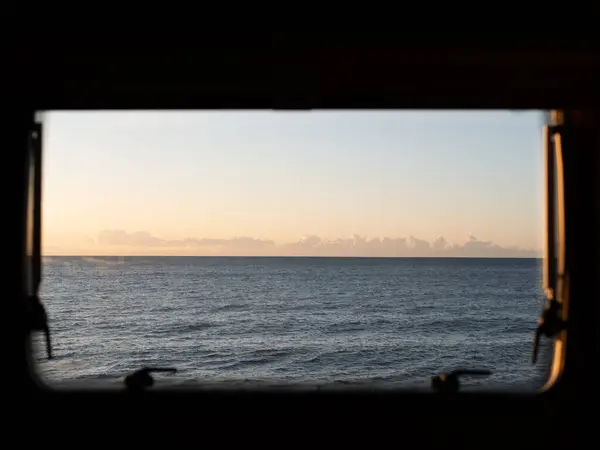 Blick Auf Den Sonnenaufgang Über Dem Meer Durch Ein Wohnmobil — Stockfoto