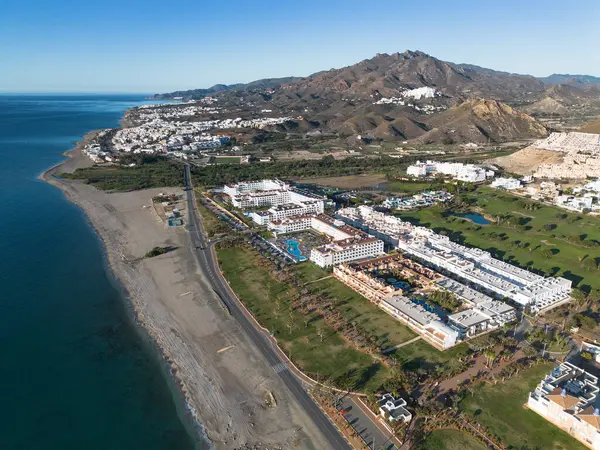 Mojacar, İspanya; 4 Mayıs 2024: Mojacar Körfezi ve tatil köyleri. Almerya, Endülüs, Akdeniz 'deki turistik bölge