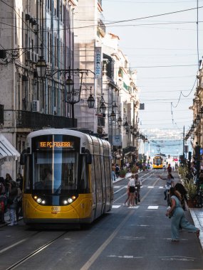 Lizbon, Portekiz; 11 Haziran 2024: Lizbon tramvayı, Rua da Prata Caddesi 'nde çok sayıda turist ve yerli